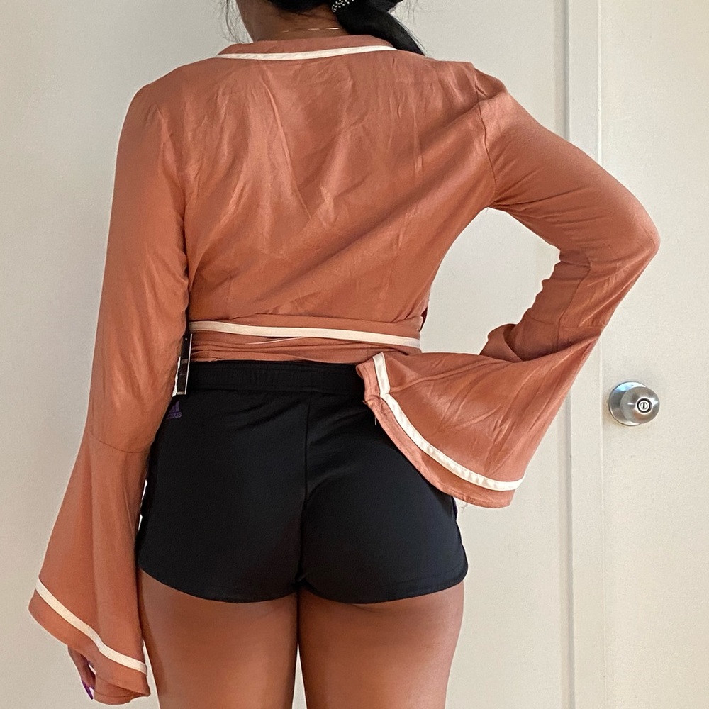 TAN WRAPAROUND WHITE DETAIL BELL SLEEVE NWT - Picture 7 of 8